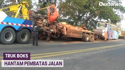 Video herunterladen: Truk Hantam Pembatas Jalan di Tol Cipularang, Satu Orang Tewas