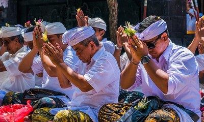 توقيف داعية سمح للرجال والنساء بالصلاة معا
