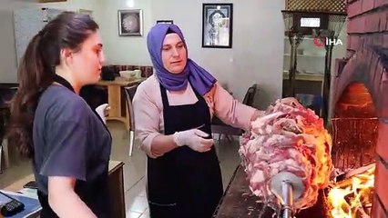 Il est devenu maître kebab dans la boutique où il est venu soutenir sa femme.