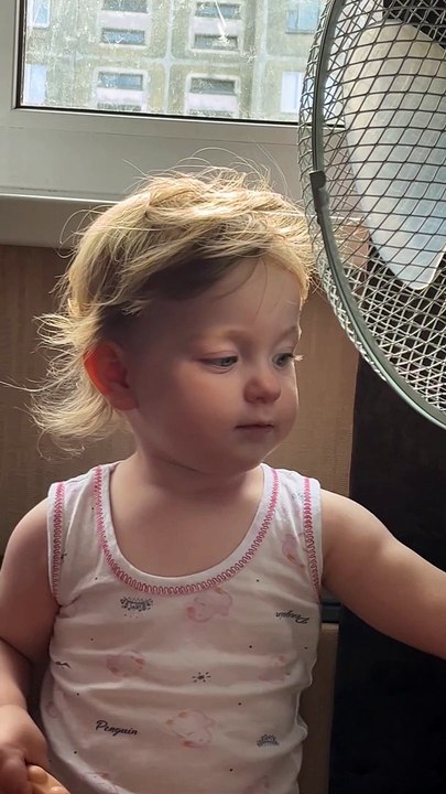 Kiddo Discovers Fan for the First Time!