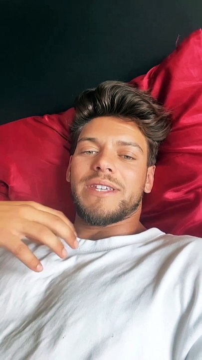 Dans une vidéo partagée sur Instagram, il explique tout simplement qu'il vient de frôler la mort à cause d'un staphylocoque doré.Rayane Bensetti explique qu'il a frôlé la mort. Instagram. Le 8 août 2023.