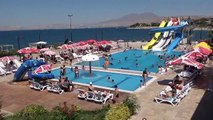 Kendi ülkelerinde yapamadıklarını Van'da yapıyorlar! İranlı turistlerden köpük partisi