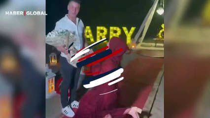 Tartışma yaratan görüntüler! Genç kadın diz çöküp evlenme teklifi etti