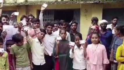 शिवपुरी: आधार के लिए स्कूली बच्चे और ग्रामीण परेशान, प्रशासन से की मांग