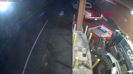 Soyguncular, ATM'yi forklift ile çaldı, kaçarken yolda düşürdü