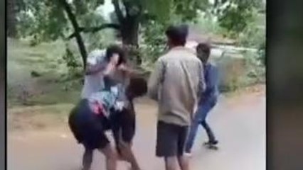 Viral: युवक को सड़क पर बालों से घसीटा, लाठी डंडों से पीटा, देखिए Video