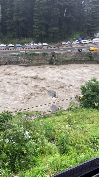 Car Swept Into River by Heavy Rainfall - video Dailymotion