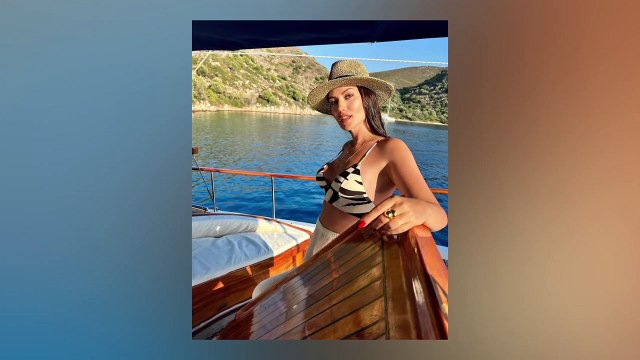 7 ay önce doğum yapan Fahriye Evcen eski formuna kavuştu! Peş peşe bikinili pozlar verdi