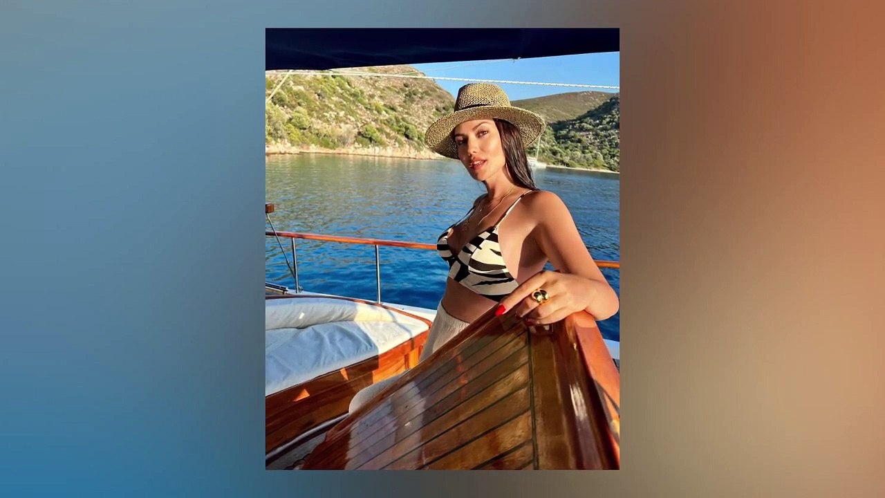7 ay önce doğum yapan Fahriye Evcen eski formuna kavuştu! Peş peşe bikinili pozlar verdi