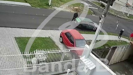 Bandidos empurram e furtam carro sem bateria no Bairro Alto