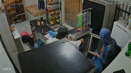 Idosa desmaia durante assalto em distribuidora no Cajuru; veja ação