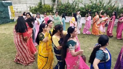 Télécharger la video: Womens Celebration: लहरिया उत्सव में महिलाओं ने किए शानदार डांस