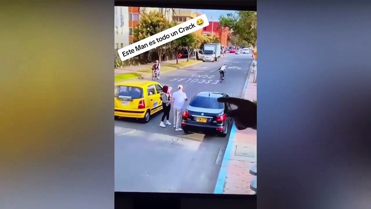 Il a caché sa petite amie secrète dans le coffre de sa voiture en distrayant sa petite amie avec des fleurs