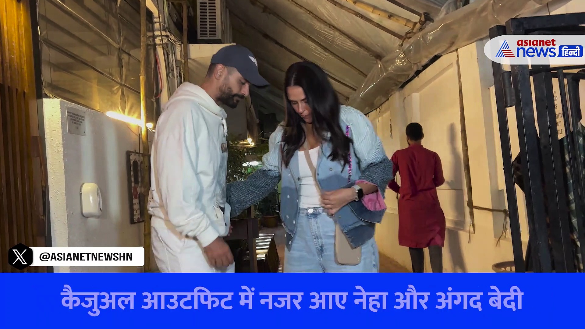 2 साल बड़ी बीवी नेहा धूपिया के चेहरे से नजर नहीं हटा सके अंगद बेदी, देखें VIDEO