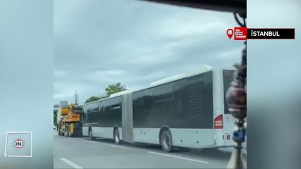Arızalı metrobüs, çekiciyle kaldırıldı