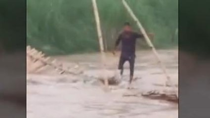 बाढ़ से तबाही की तस्वीर हुआ वायरल, नदी की तेज धार में बह गई चचरी पुल, देखें वीडियो