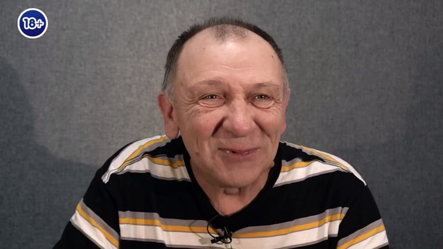 Анекдоты! У девушки посреди пустой дороги сломалась машина! Она в панике, как вдруг видит - индеец..