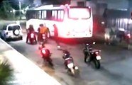 Motociclistas cercam ônibus e disparam rojões contra passageiros