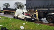 Motorista de Fiorino fica preso às ferragens após colisão com caminhão na BR-277