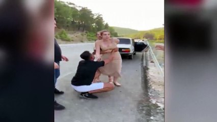 Arabayla önünü kesip darp ettiler! Altından evlilik teklifi çıktı