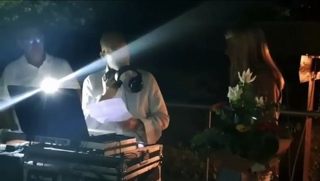 Mostra i tradimenti della moglie alla festa di matrimonio