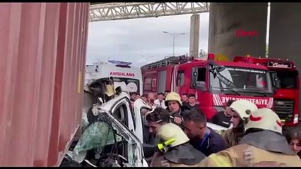 Le conducteur, qui était coincé dans le véhicule qui a heurté le camion par derrière à Esenyurt, a été secouru.