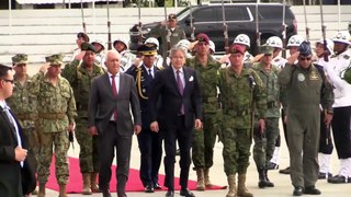 Refuerzan seguridad de Ecuador, al entregar 42 vehículos y equipos de protección a militares