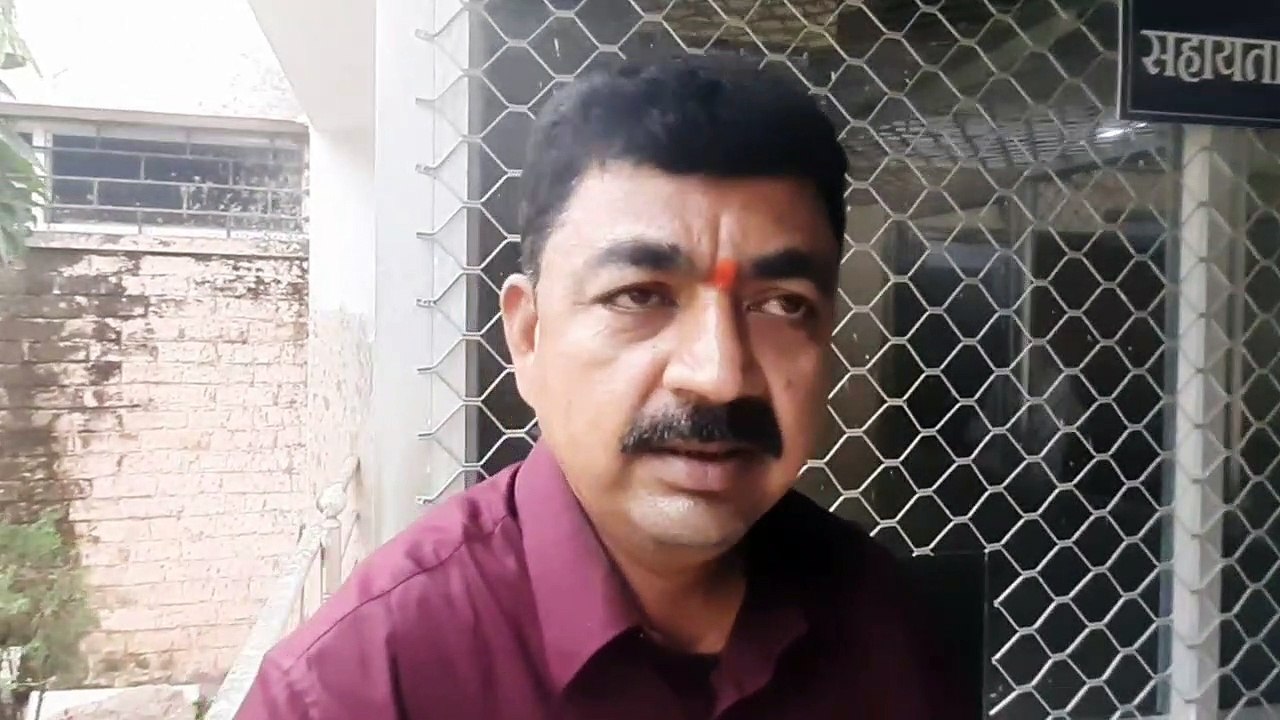 देखो ... क्या कह दिया नेता प्रतिपक्ष ने, झाड़ के नीचे बैठकर काम करने दो इजाजत