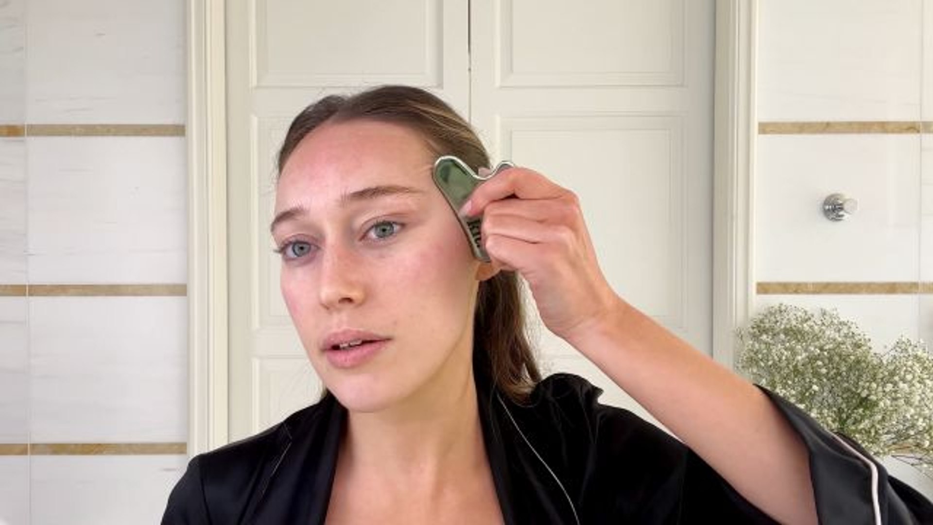 Alycia Debnam-Carey’s 11-Step Skin-Care Routine and Bronzed Makeup Look