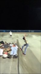 Adolescente quebra recorde após pular sobre 12 pessoas com patins