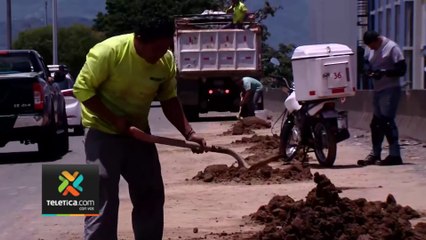 tn7-vagoneta-derrama-material-sobre-fuente-de-la-hispanidad-090823