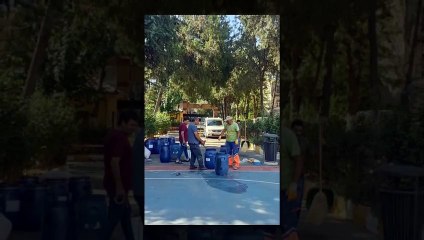Lorsque la municipalité de Bakırköy du CHP n'a pas renouvelé le terrain scolaire, la municipalité de Bağcılar du parti AK est intervenue.