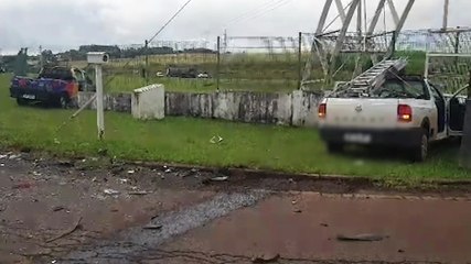 Strada colide contra muro de empresa após colisão com Saveiro no Bairro Cataratas