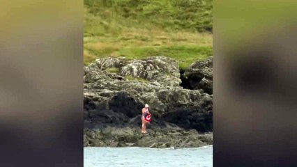 Aysu Türkoğlu est devenue la première femme turque et la plus jeune athlète turque à nager à travers la Manche du Nord.