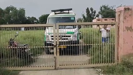 सीएचसी में मिला ताला, रोड पर तड़पती रहीं प्रसूता... देखें वीडियो