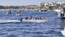 Sbarco autonomo con migrante in mare a Lampedusa, le immagini