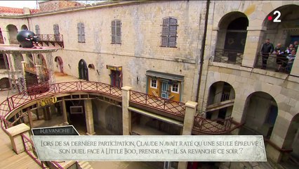 Claude Dartois en pleine épreuve avec Little Boo dans "Fort Boyard", France 2