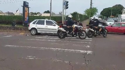 PM é acionada após acidente entre dois carros Rua Carlos Gomes