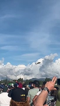 Les pilotes d'hélicoptère démontrent leurs compétences au spectacle aérien