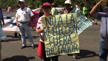 Familiares de detenidos durante el régimen de excepción en El Salvador protestan contra juicios masivos