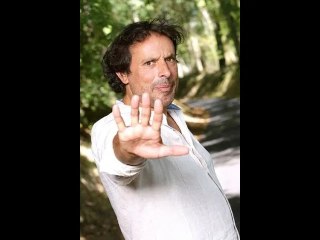 "C'est dégueulasse de faire ça !" : Bruno Salomone gêné par son histoire avec Julie Gayet