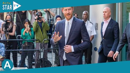 Le prince Harry adulé comme une rock star à Tokyo  ce câlin collectif qui n’est pas passé inaperçu