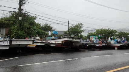 울산 울주군 거센 비바람에 도로로 나온 선박들 / YTN