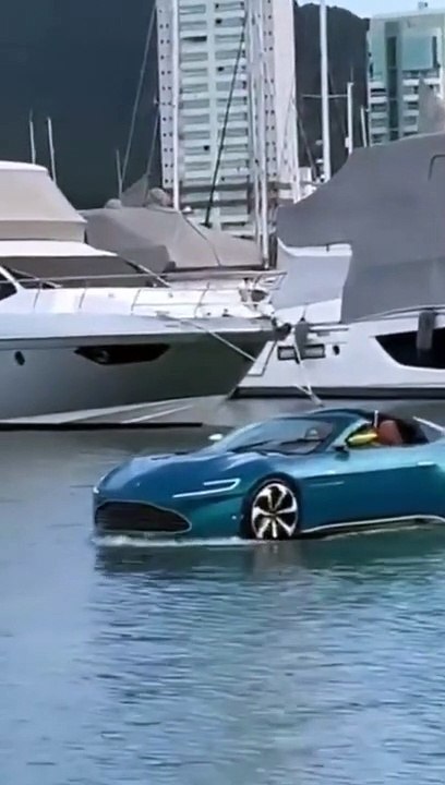 El auto deportivo de lujo que navega sobre el agua