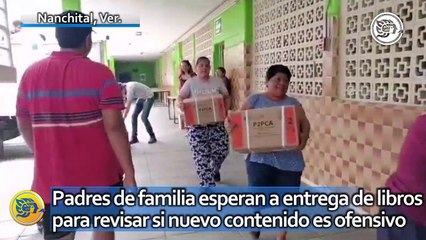 Padres de familia esperan a entrega de libros para revisar si nuevo contenido es ofensivo