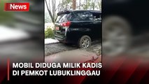 Arogan! Mobil Dinas Pejabat Nekat Lintasi Jalan Baru Dicor di Musi Rawas
