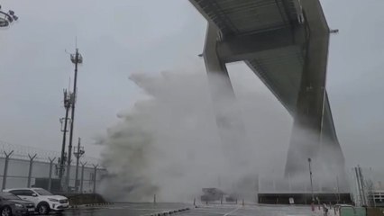 [제보영상] 부산 북항 방파제에서 시설물 높이 만한 파도 몰아쳐 / YTN