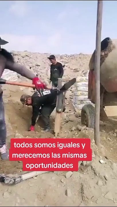 "Todo un guerrero": Obrero de construcción sorprende a todos por su trabajo con muletas
