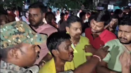 Descargar video: जहानाबाद: मोबाइल चोरी के आरोप में लोगों ने की युवक की जमकर पिटाई, पुलिस के किया हवाले, देखिए