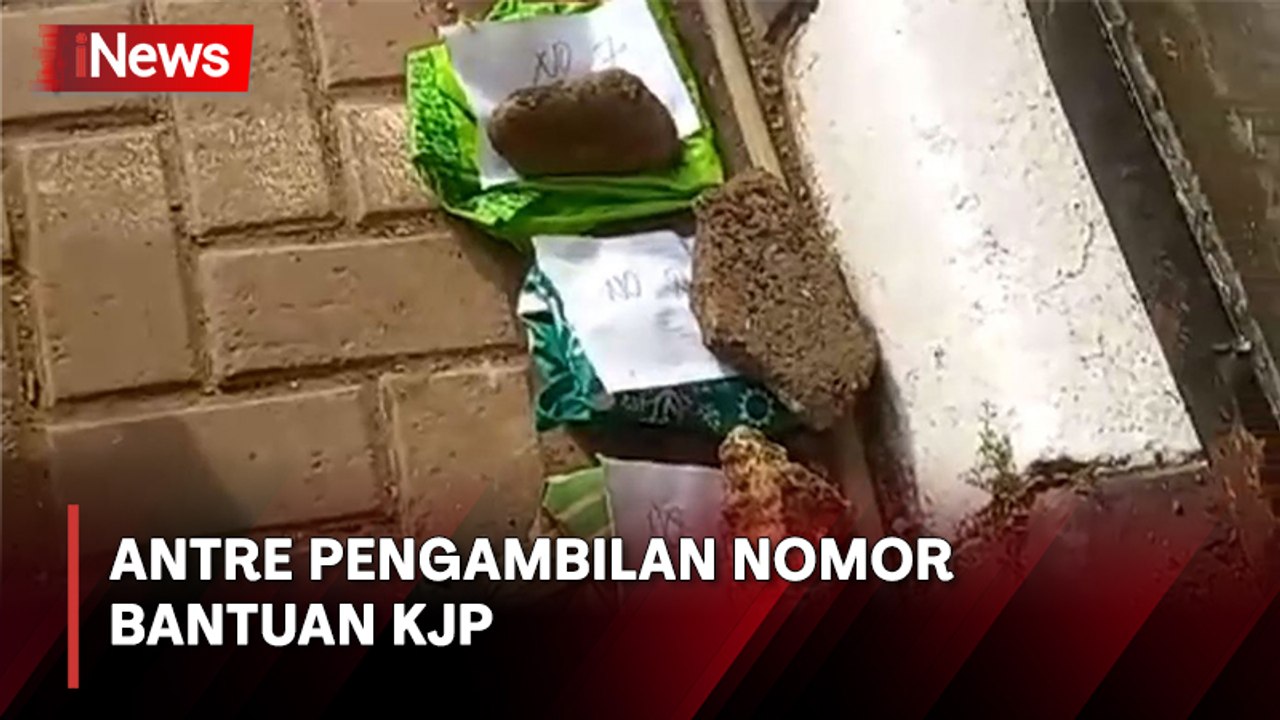 Puluhan Warga Antre Pengambilan Nomor Bantuan KJP dengan Tas Belanja dan Batu